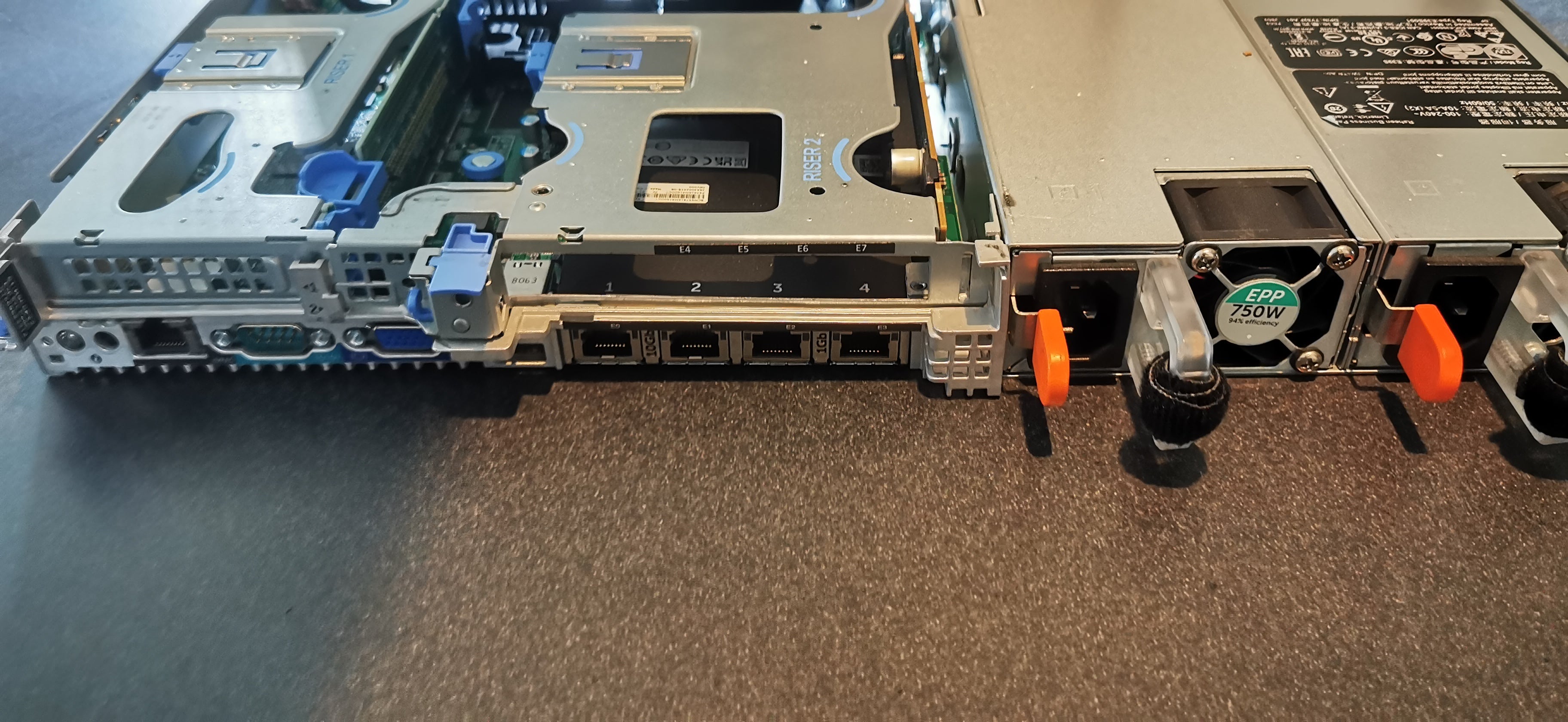Dell R640 / 2x 20 Tuumaline 6138 / 32GB / 8SFF Server