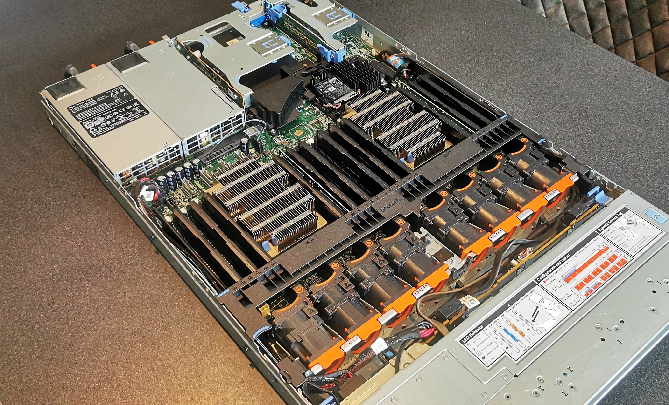 Dell R640 / 2x 20 Tuumaline 6138 / 32GB / 8SFF Server